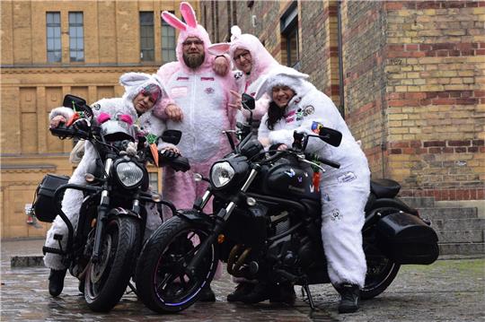 Silvia Haas, John Wötzel, Marco Sternsdorf und Stefanie Gleditzsch (v.l.n.r.), Mitglieder des Berliner Motorradvereins Streetbunnycrew.