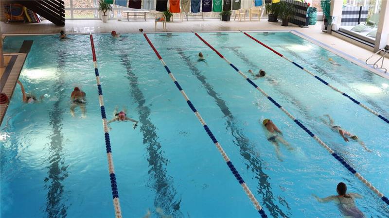 87-Jähriger legt beim 24-Stunden-Schwimmen 4 Kilometer zurück Silvia Hoheisel freut sich darüber, dass während der 24 Stunden das Becken niemals leer war.