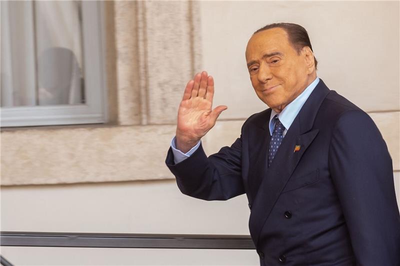 Berlusconi: „Ein Wunder, dass ich noch lebe” Silvio Berlusconi winkt am Präsidentenpalast Quirinale in Rom.