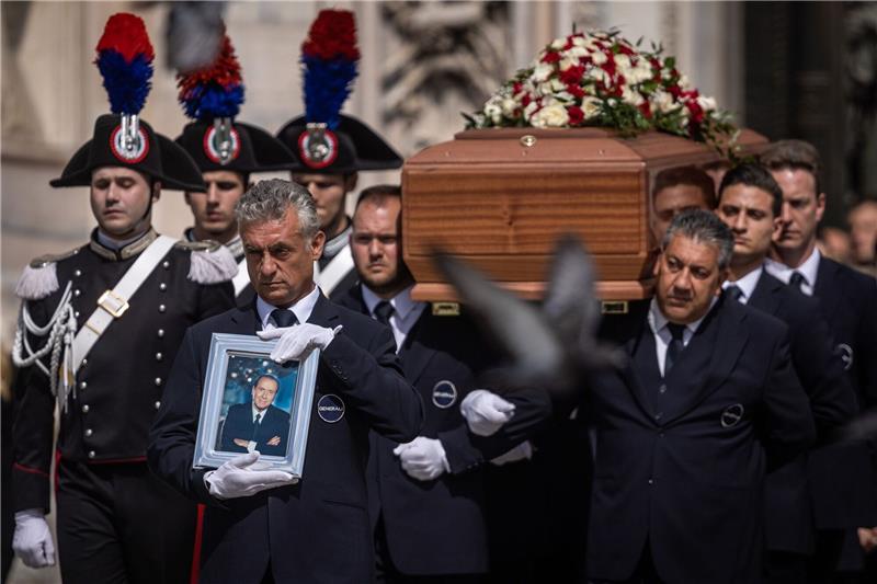 „Grazie Silvio!”: Italien verabschiedet Berlusconi Silvio Berlusconis Sarg wird aus dem Mailänder Dom getragen.
