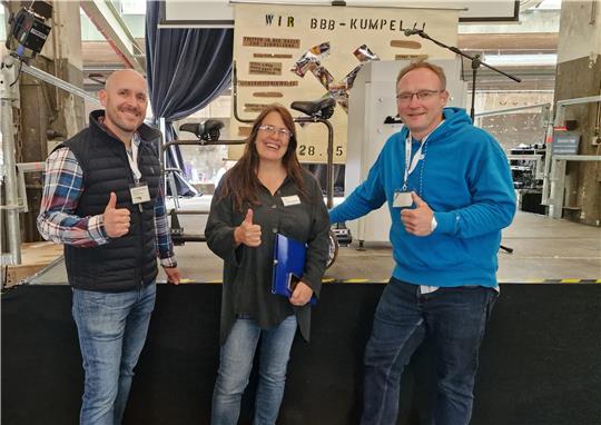 Simon Baum (v.l.), Gesine Reimold und Roman Saß vor dem selbstgebauten Grubenfahrrad.