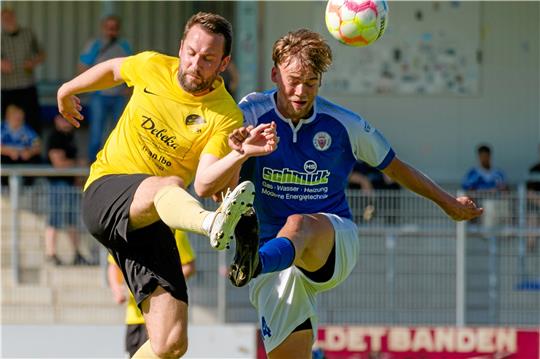 Simon Fritzsche (li.) vom SV Rammelsberg und Felix Rühle, am Ende dreifacher Torschütze des GSC 08, schenken sich in diesem Zweikampf nichts. Foto: Drechsler