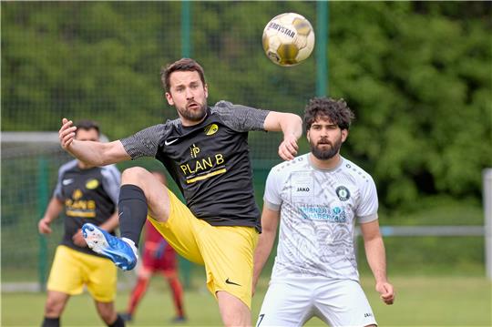 Simon Fritzsche markiert kurz vor Ende den 2:1-Siegtreffer des SV Rammelsberg im Stadtderby gegen den VfL Oker, rechts Torschütze Enes Fidan.  Foto: Drechsler