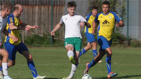 Simon Gottwald (r.) vom WSV Wiedelah trifft beim 3:1-Erfolg gegen die SG Jerstedt/Dörnten, am Ball Alexander Rieck, gleich doppelt.Foto: Gietemann