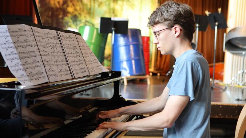 Simon Janssen spielt virtuos am Klavier die Etude op. 25 Nr. 12 von Chopin.
