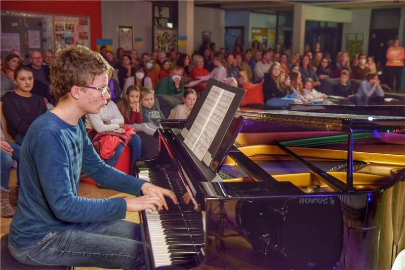 Simon Janssen überzeugt das Publikum beim Hausmusikabend in der Robert-Koch-Schule am Klavier. Fotos: Neumann