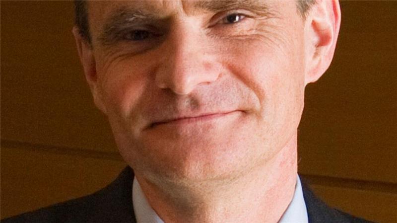 Simon Johnson stammt ursprünglich aus Großbritannien, lebt aber schon lange in den USA.