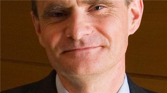 Simon Johnson stammt ursprünglich aus Großbritannien, lebt aber schon lange in den USA.