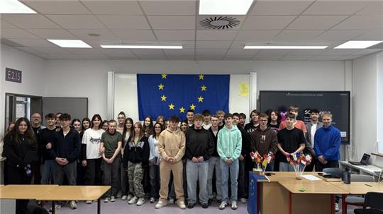 Simon Poell, Oliver Mühring und die 10. Klassen der Realschule Goldene Aue (v.r.)