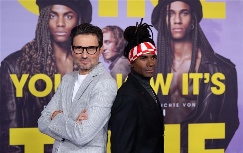 Simon Verhoeven (l) und Fabrice Morvan bei der Premiere von «Girl You Know It's True» in München.