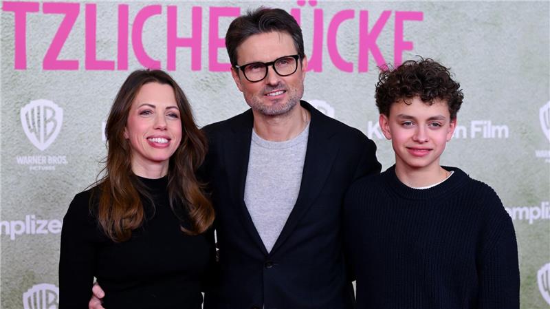 Eine Million Kinozuschauer feiern „Ach, diese Lücke“ Simon Verhoevens Sohn David (r) hat seinen Vater für die Besetzung des Films einen wichtigen Tipp gegeben. (Archivbild)