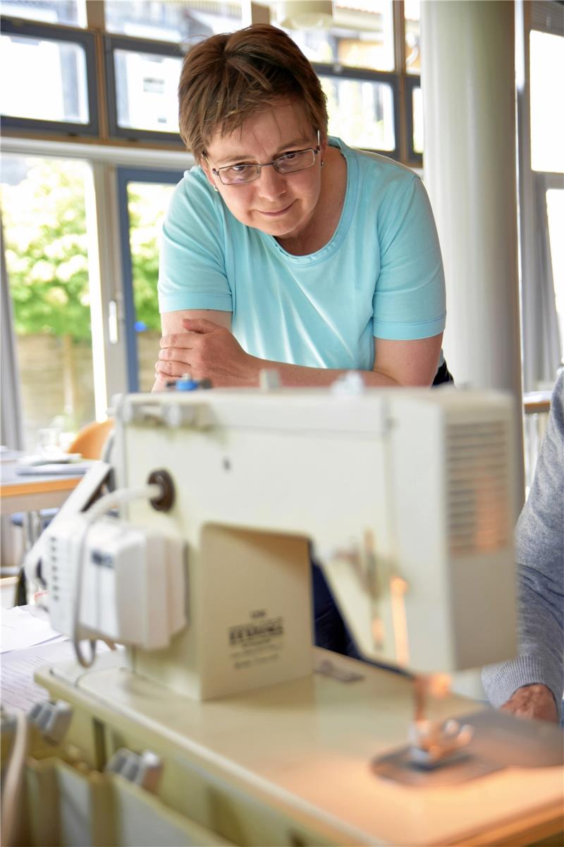 Eine Tüftlergruppe stellt sich gegen die Wegwerfgesellschaft Simone Kurde hofft, dass die Tüftler ihre gute alle DDR-Nähmaschine wieder hinbekommen. Foto: Neumann