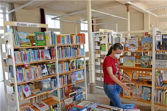Simone Lindemann bei der Arbeit: Die Kinderbuchabteilung ist wesentlich größer geworden. Das Team konnte viele neue Bücher und Spiele anschaffen.  Fotos: Hartmann