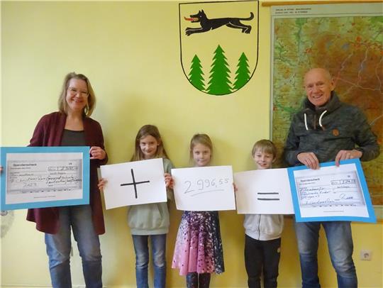 Simone Maibaum und Rolf Nolte freuen sich mit den Schulkindern Jella Steffen, Lara Platz und Fiete Sturm über den stattlichen Erlös des Christmas-Runs 2023 in Höhe von exakt 5296,55 Euro. Fotos: Privat