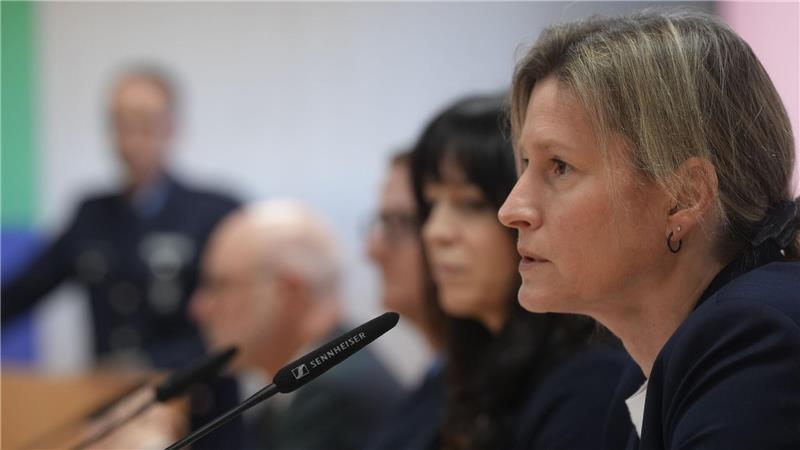 Simone Roeder von der Kripo Koblenz spricht bei der Pressekonferenz über die Ermittlungen.