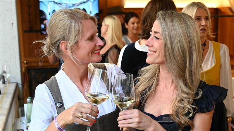 „Bier, Boobs, Brezn“ - Ein lesbisches Wiesn-Event Sina Scherer (links) und Silke Völling veranstalten die Party.