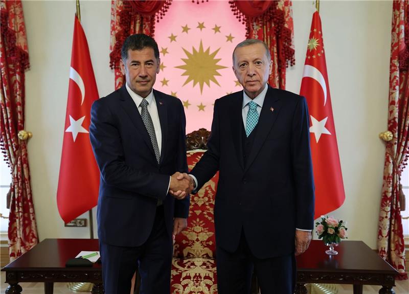 Türkei-Wahl: Drittplatzierter gibt Empfehlung für Erdogan Sinan Ogan unterstützt Recep Tayyip Erdogan (r).