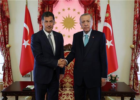 Sinan Ogan unterstützt Recep Tayyip Erdogan (r).