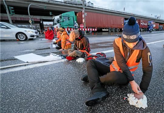 Sind Autobahn-Blockaden als Form des Protestes legitim oder verboten? Umweltaktivistin Pia Scholten trifft sich beim Verkehrsgerichtstag in Goslar mit Niedersachsens Justizministerin Barbara Havliza zum Streitgespräch über das Thema.  Foto: dpa
