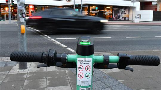 Sind E-Scooter gefährliche Plage oder smarter Beitrag zur Mobilitätswende? Ein Streitgespräch beim Verkehrsgerichtstag befasst sich mit dem Thema.