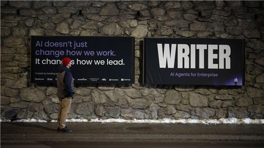 Sind Mitarbeiter geschult für den Umgang mit KI? Die Meinungen klaffen auseinander. (Archivbild)