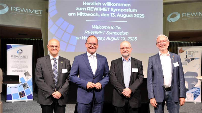 Sind beim Symposium dabei (v.l.): Recycling-Experte Prof. Daniel Goldmann (TU Clausthal), Wirtschaftsminister Grant Hendrik Tonne, Rewimet-Vorsitzender Dr. Ulrich Kammer und Dr. Dirk Schöps (Clustermanagement).