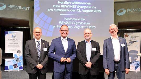 Sind beim Symposium dabei (v.l.): Recycling-Experte Prof. Daniel Goldmann (TU Clausthal), Wirtschaftsminister Grant Hendrik Tonne, Rewimet-Vorsitzender Dr. Ulrich Kammer und Dr. Dirk Schöps (Clustermanagement).