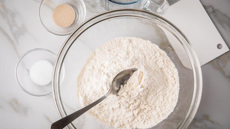 Vom Kneten bis zum Backen: Neapolitanische Pizza selber machen Sind die Zutaten und Backutensilien bereitgestellt, kann das Pizzabacken beginnen.