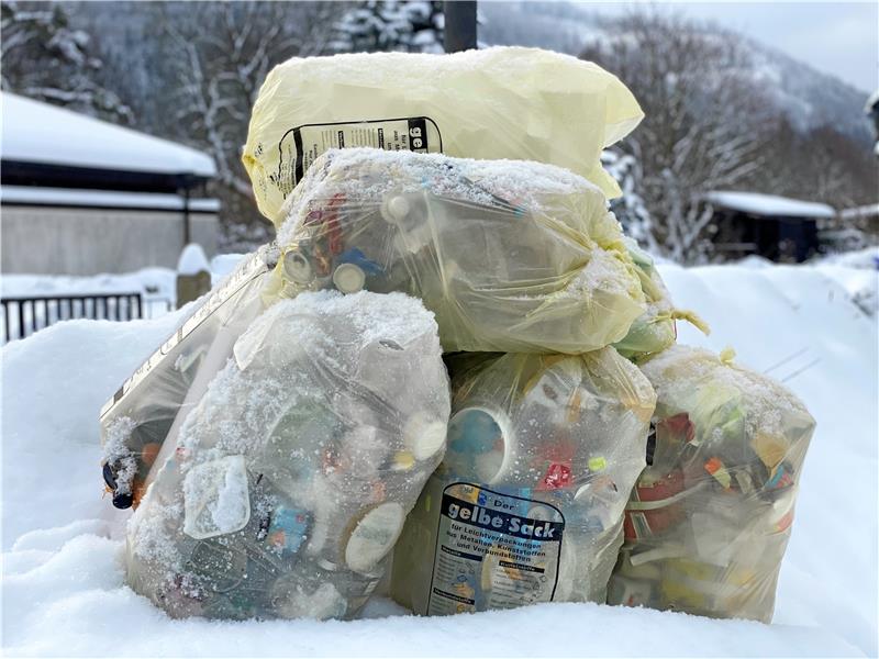 Löst die gelbe Tonne den gelben Sack ab? Sind die gelben Säcke im Landkreis ein Auslaufmodell? Die Politik diskutiert darüber, ob die gelbe Tonne eingeführt wird. Foto: KWB