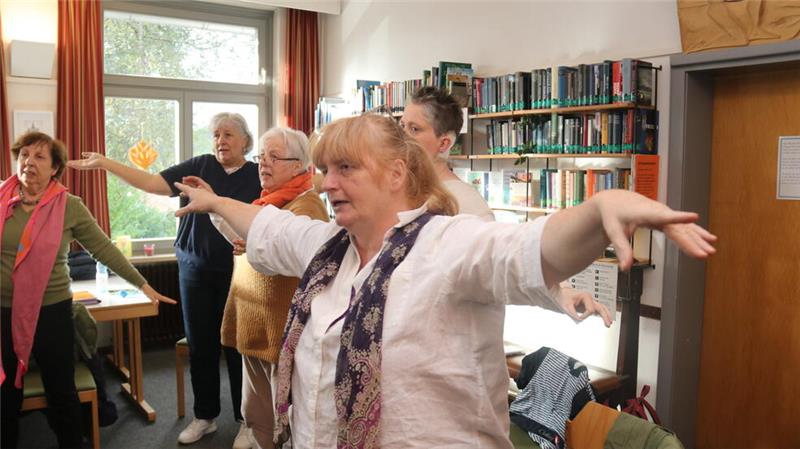 Hahnenkleer Ü60-Chor singt Mantras und mehr Singen ist mehr, als nur die Stimmbänder bewegen. Beim montäglichen Treffen ist der gesamte Körper im Einsatz.