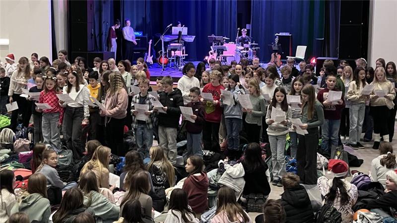 Mit Seifenschaum-Schnee und viel Musik in die Ferien Singend in die Weihnachtsferien: Im Forum ist viel los.
