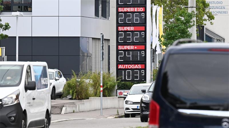 Kritik an Spritpreisregel – Bleibt die 12-Uhr-Grenze? Sinkende Rohölpreise sorgen für ein wenig Entspannung.