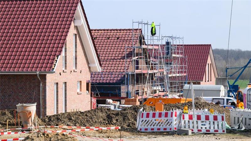 EZB zwischen Konjunktursorgen und hartnäckiger Inflation Sinkende Zinsen entlasten beim Hausbau (Archivbild)