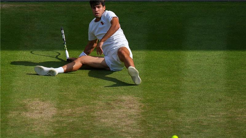 Sinner triumphiert in Wimbledon und entthront Alcaraz Sinnbild für das Finale: Carlos Alcaraz am Boden.