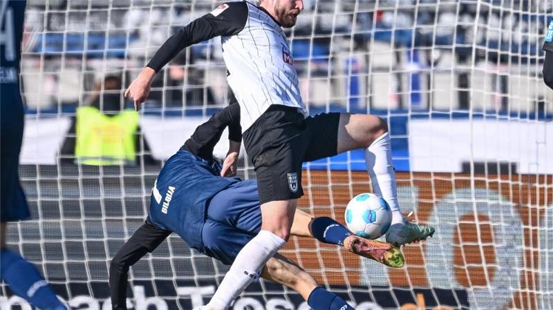 Sinnbildlich für ein umkämpftes Duell: Strompf im Zweikamof mit Paderborns Bilbija