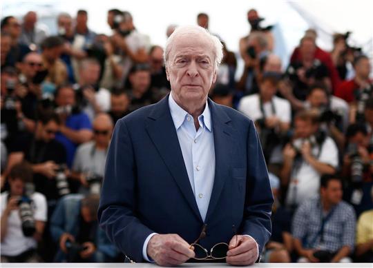 Weltstar und Kultfigur: Michael Caine wird 90 Sir Michael Caine steht weiterhin vor der Kamera.