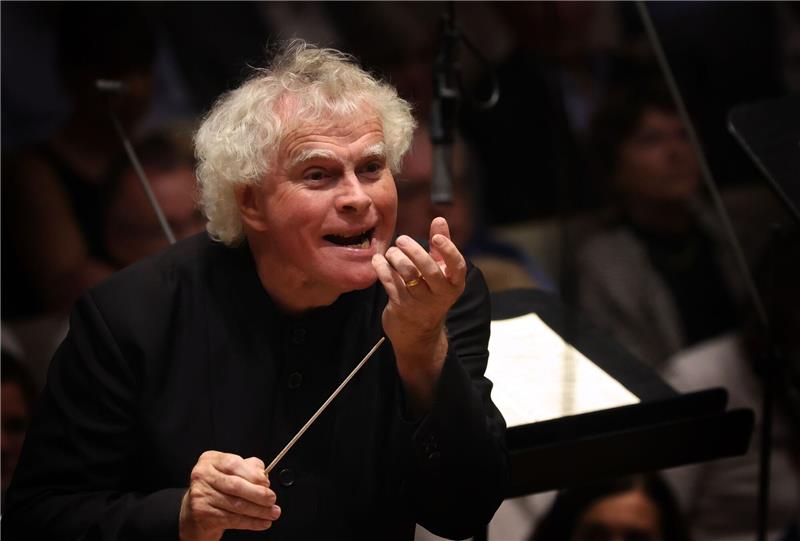 Fulminanter Start für Rattle mit Haydns „Schöpfung” Sir Simon Rattle ist neuer Chefdirigent des Symphonieorchesters des Bayerischen Rundfunks.