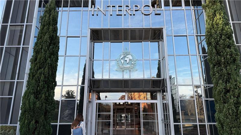Sitz von Interpol in Lyon (Archivbild). Vor mehr als 20 Jahren wurde ihre Leiche in einer Regentonne in Frankreich gefunden - nun ist die Frau identifiziert und ein Verdächtiger geschnappt.