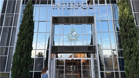 Sitz von Interpol in Lyon (Archivbild). Vor mehr als 20 Jahren wurde ihre Leiche in einer Regentonne in Frankreich gefunden - nun ist die Frau identifiziert und ein Verdächtiger geschnappt.