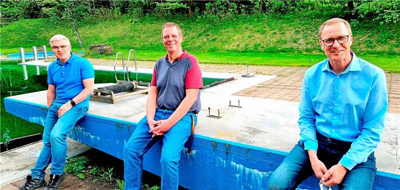 Sitzen mit Abstand auf dem Sockel des Ein-Meter-Sprungbretts im Spiegelbad: Jens Lutz, Dietmar Zeidler und Roy Kühne (von links). Foto: Weiss