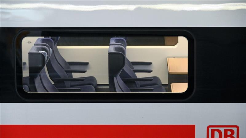 Keine Familienreservierungen bei der Bahn mehr Sitzplatzreservierungen im Fernverkehr der Bahn sind zum Fahrplanwechsel am Sonntag teurer geworden. Die Familienreservierungen hat der Konzern zudem trotz aller Kritik abgeschafft. (Archivbild)