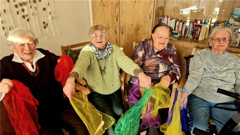 Wo Clausthals Senioren auch gern mal eine zünftige Party feiern Vier Seniorinnen sitzen auf Stühlen und wedeln mit bunten Tüchern.