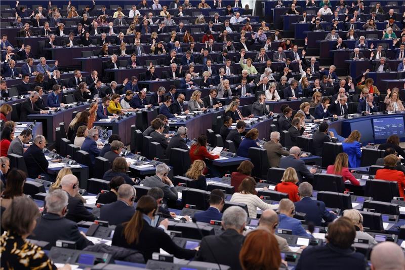 EU-Parlament: Justiz erlässt weitere Haftbefehle Sitzung des Europäischen Parlaments in Straßburg.