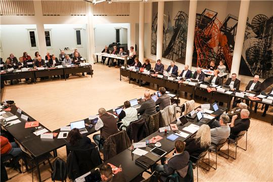 Blick in den Kreistagssaal mit den 50 Abgeordneten.