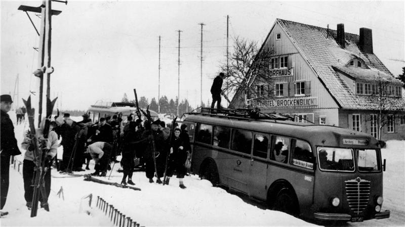 Dutzende Menschen warten darauf, ihre Ski auf den Bus verladen zu können.