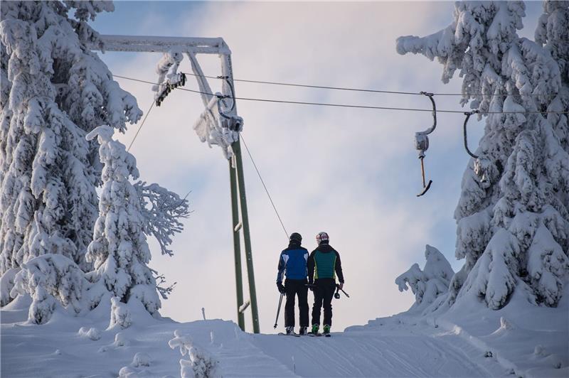 Skifahrer und Rodler starten im Harz in die Wintersaison Skifahrer lassen sich am Sonnenberg im Oberharz mit einem Schlepplift den Berg hochziehen.