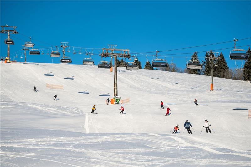 Winterfreude am Adventswochenende - zum Montag Glatteis Skifahrer nutzen das Winterwetter und fahren den Feldberg hinab.