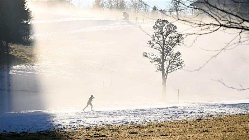 Warten auf Winter: Kunstschnee rettet Skipisten Skigebiete legen Kunstschneedepots an.