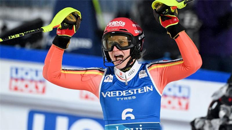 Slalom-Ass Straßer zum Start geschlagen - „Winter ist lang“ Skirennfahrerin Lena Dürr jubelt über Platz drei.