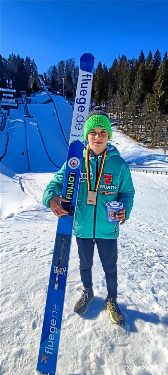 Skispringer Nando Riemann sichert sich Bronze bei den deutschen Schülermeisterschaften in Rastbüchl.  Foto: Privat